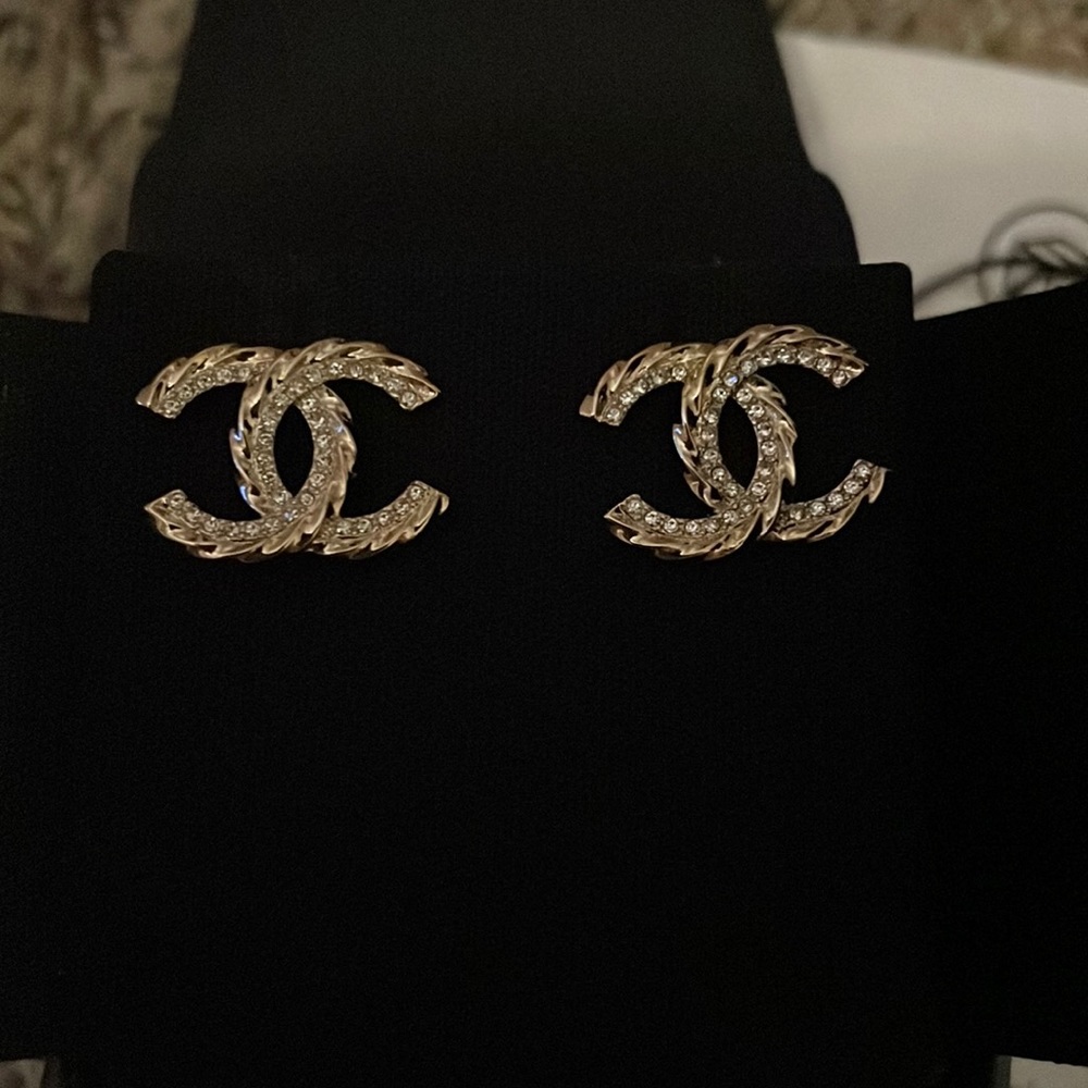 CHANEL 23B Studs
